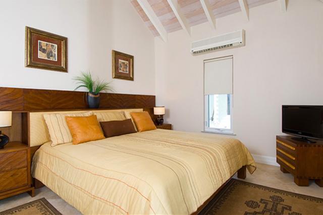 Pelican Beach Hotel Whitby Bagian luar foto