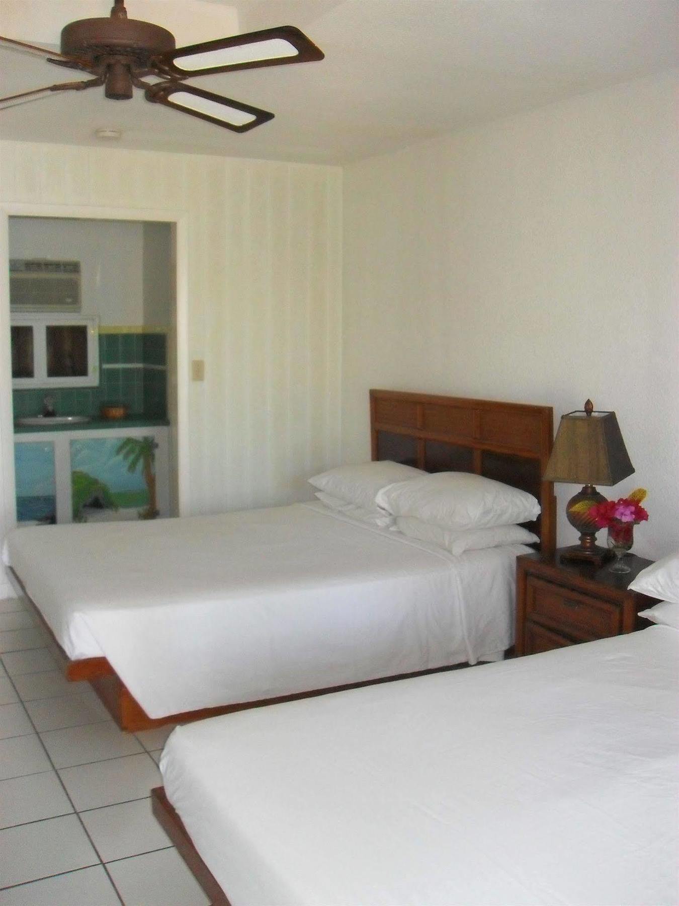 Pelican Beach Hotel Whitby Bagian luar foto
