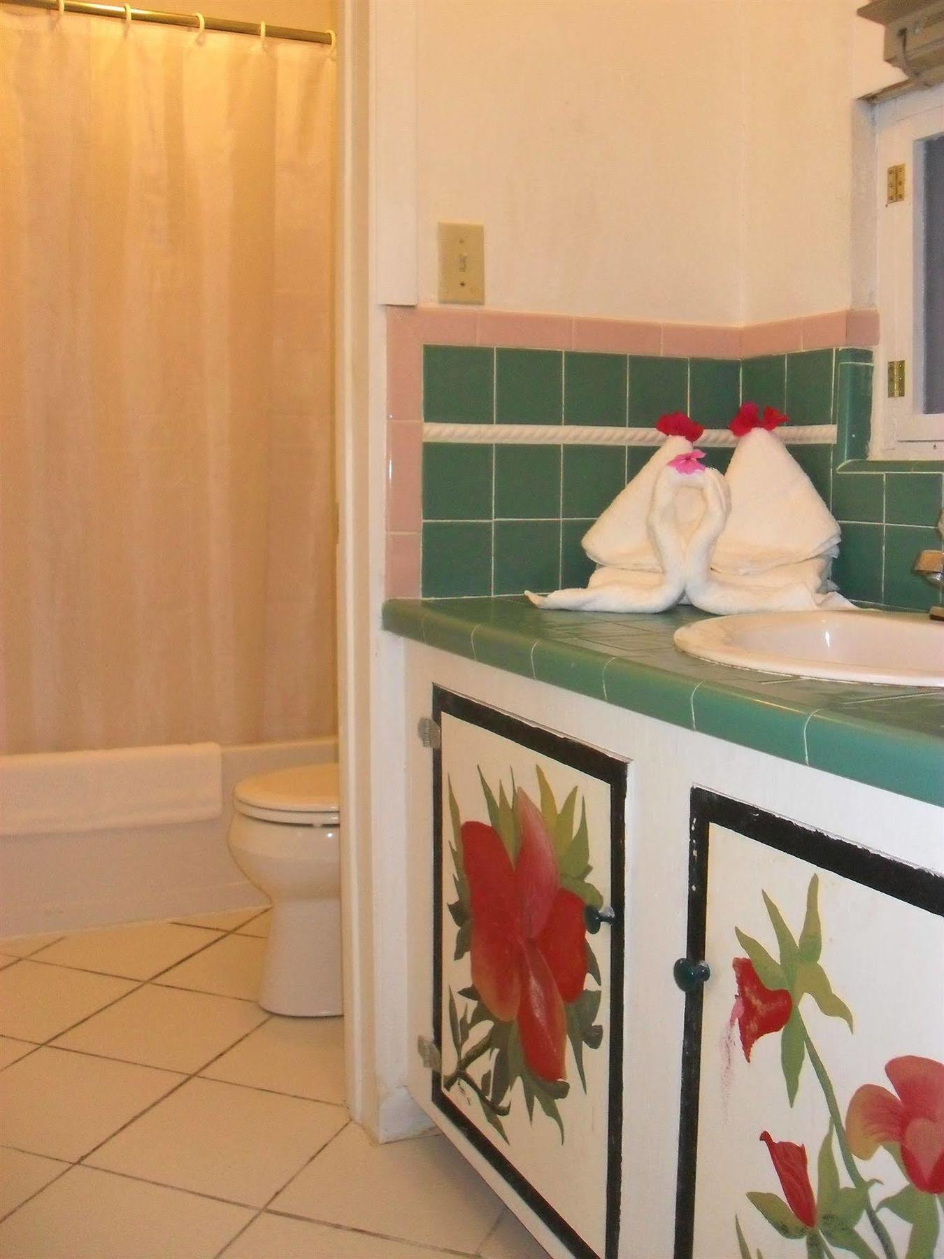 Pelican Beach Hotel Whitby Bagian luar foto